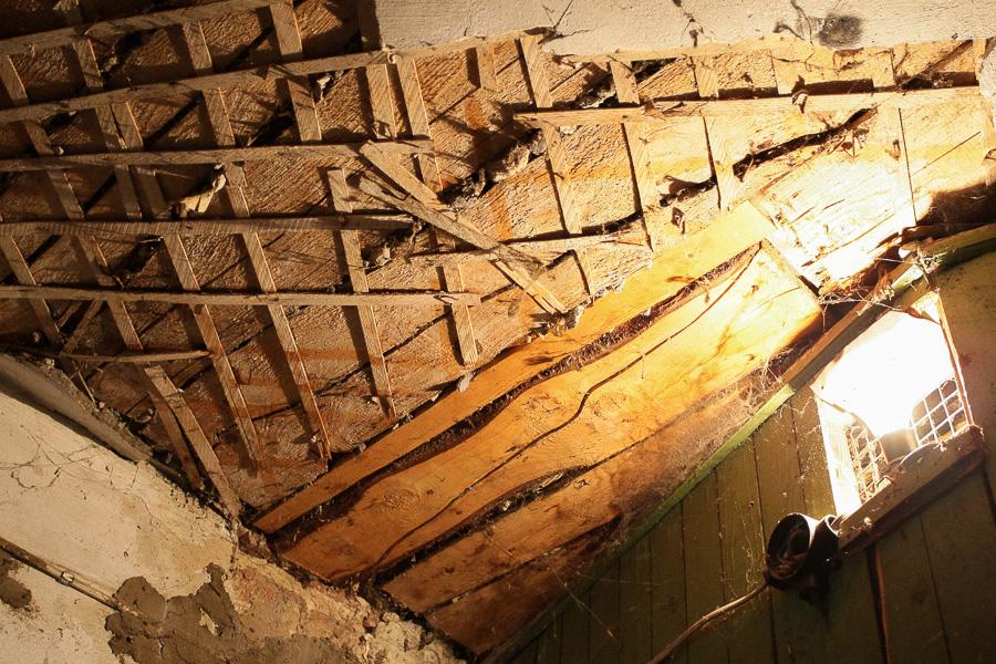 «Ладно, нас завалит, но детей?!»: власти Советска не спешат расселять аварийный дом