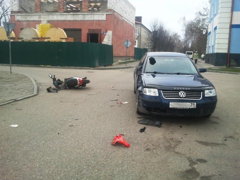 В Мамоново водитель скутера нарушил правила и врезался в машину (фото)