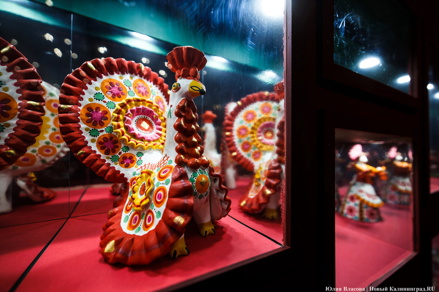 Вселенная смыслов и эмоций: в Музее искусств открылась выставка «Космос красного» (фото)