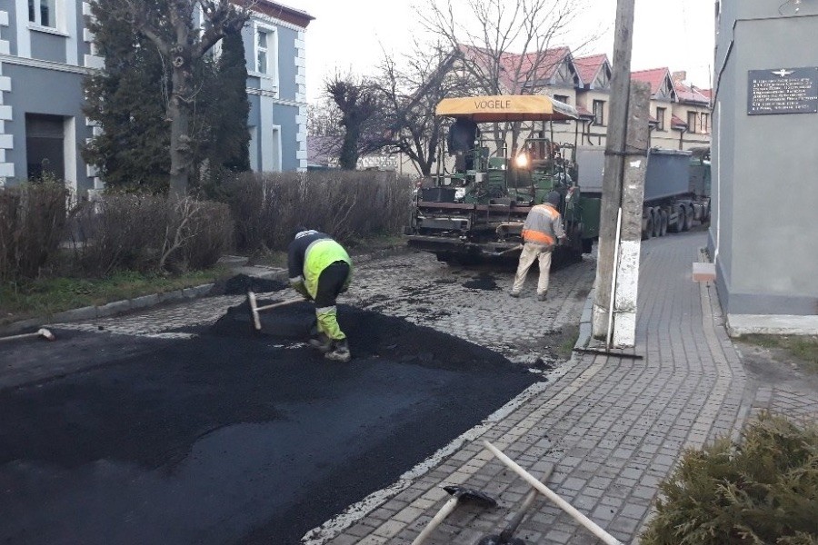 В Зеленоградске рабочие «закатали в асфальт» брусчатку на Курортном проспекте (фото)