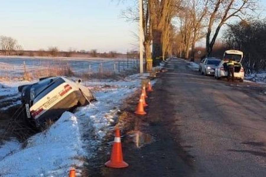 Под Гурьевском BMW выехал на встречную, врезался в Audi и опрокинулся в кювет (фото)