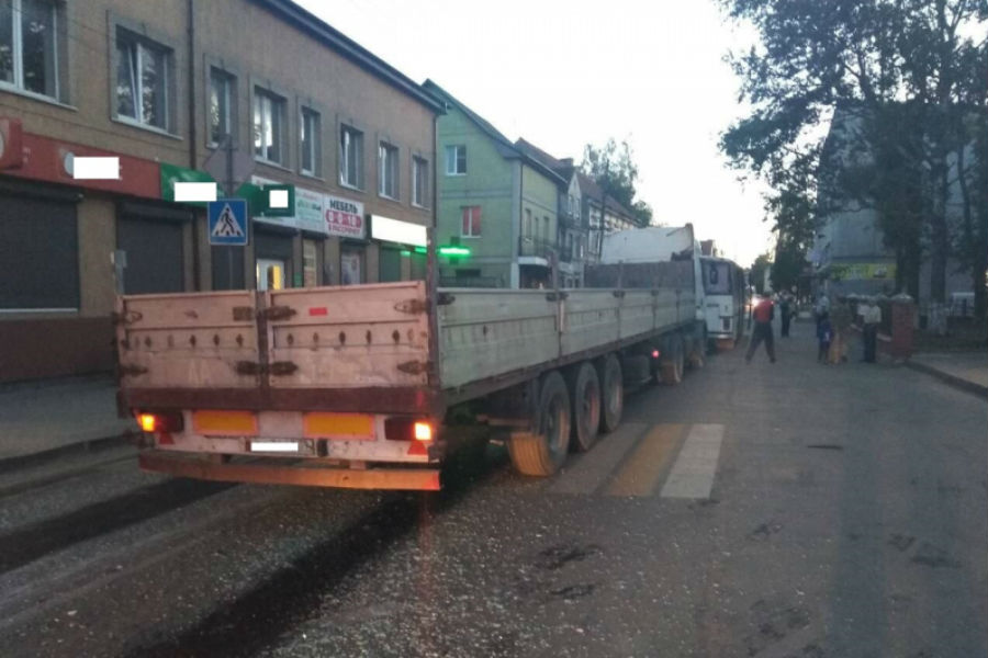 В Полесске грузовик врезался в пассажирский автобус, пострадали трое (фото)