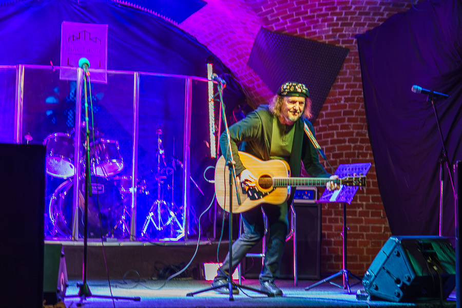 «Нам нужен просто светлый день»: как прошёл концерт Башакова в Калининграде