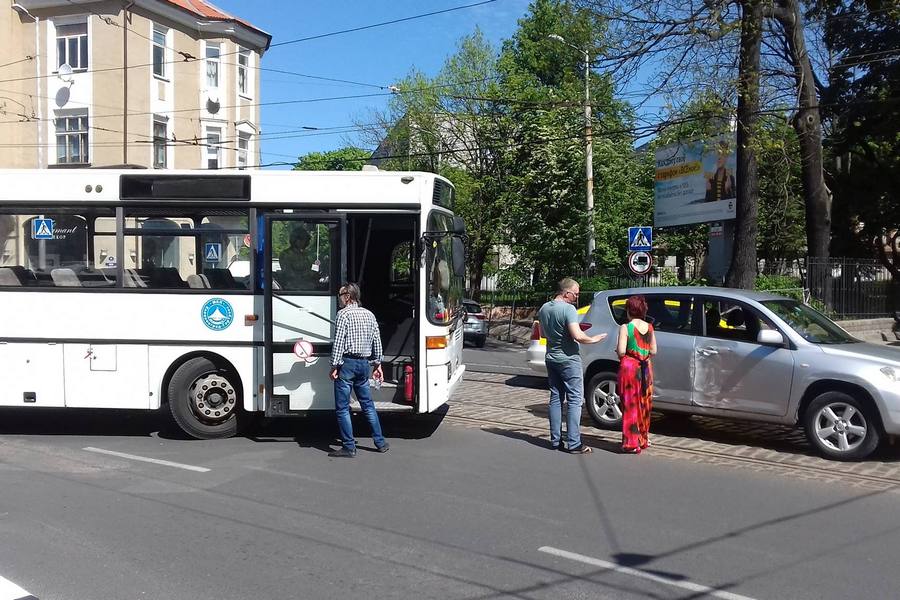 В Калининграде на проспекте Мира столкнулись автобус и внедорожник (фото)