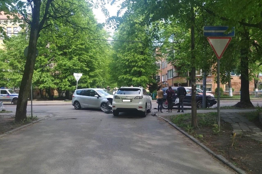 Водитель «Фольксвагена» не уступила дорогу «Рено», пострадали двое (фото)
