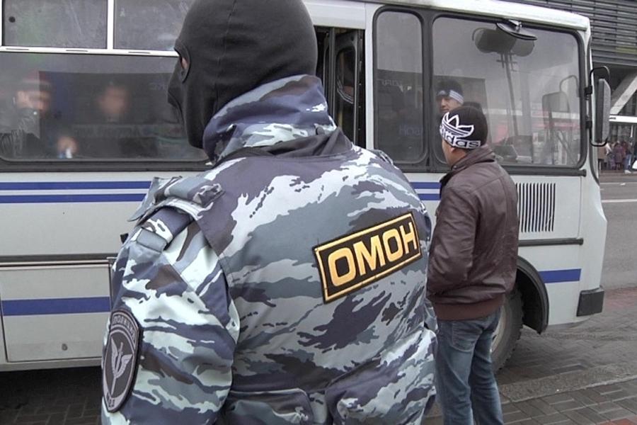 После рейда полиции на Центральном рынке домой отправляются 22 мигранта (фото)