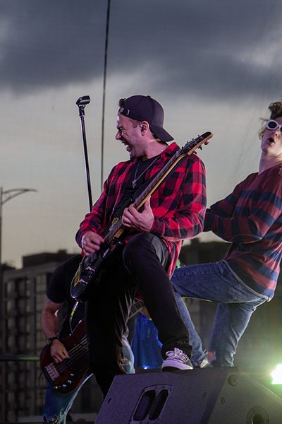 Марафон мировых хитов: в Калининграде прошёл рок-фестиваль с трибьют-шоу (фото)