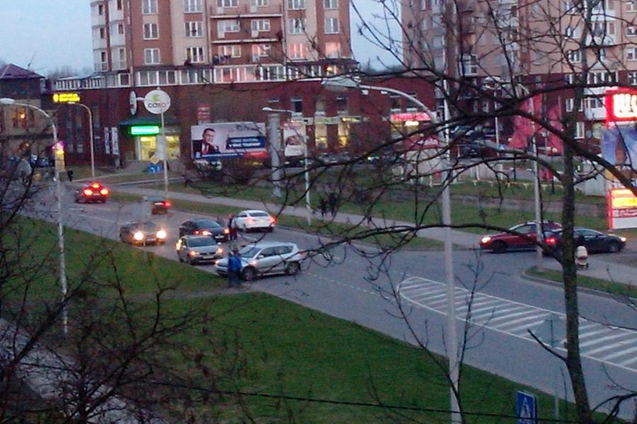 На ул. Куйбышева столкнулись три легковушки, движение затруднено (фото)