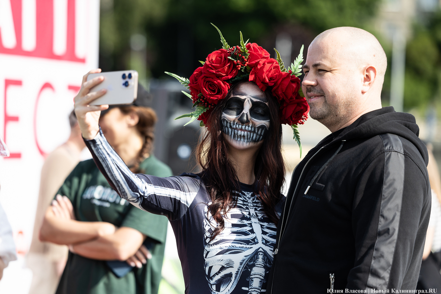 Царевны и богатыри на сапах: как в Калининграде прошёл костюмированный заплыв (фото)