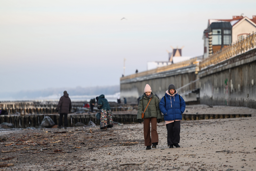 Мороз и море: как стихия украсила променад в Зеленоградске (фото)