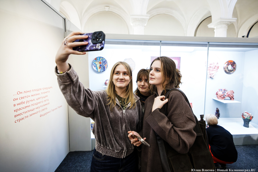 Вселенная смыслов и эмоций: в Музее искусств открылась выставка «Космос красного» (фото)