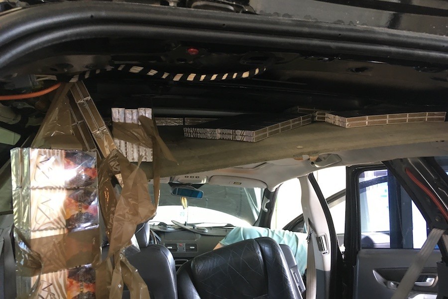 На литовской границе задержали дорогой внедорожник, «нафаршированный» сигаретами