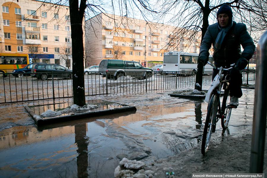Зимний потоп: лопнувшая труба затопила Ленинский проспект (фото)