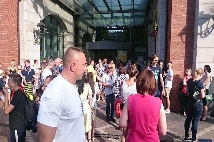 Посетителей ТЦ «Европа»  эвакуировали  из-за угрозы пожара (дополнено)