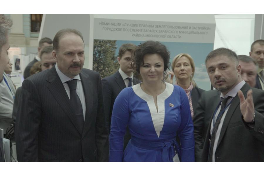 Председатель совета директоров ГК «Терра-Запад» Артур Балаян  представляет проект «Авангардное» на 1-м градостроительном конкурсе Минстроя РФ Михаилу Меню (министр строительства РФ) и Елене Николаевой (первый зампредседателя комитета по жилищной политике)