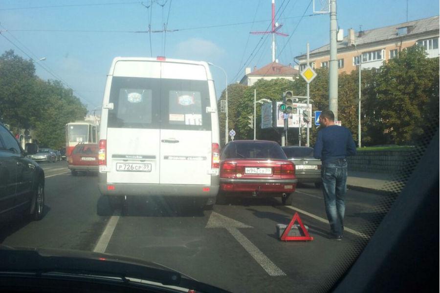 На Советском проспекте иномарка столкнулась с маршруткой (фото)