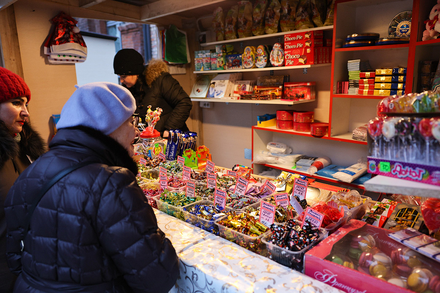 И всё-таки она светится: на территории пивоварни «Понарт» открылась новогодняя ярмарка (фото)