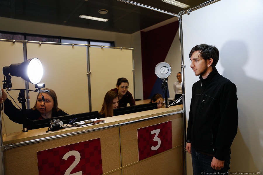 Билет в мундиаль: как в Калининграде паспорта болельщикам вручали