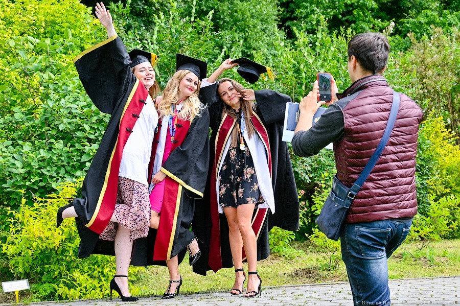 Как проходит вручение дипломов выпускникам БФУ в Ботаническом саду (фото)