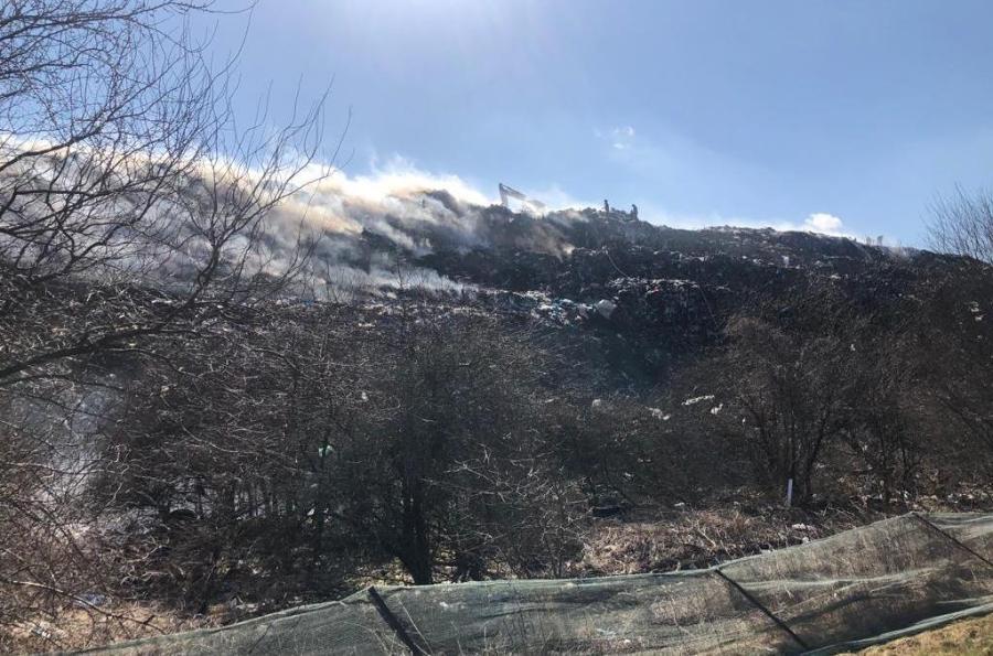 Росприроднадзор: загоревшаяся свалка под Гвардейском переполнена, почва загрязнена (фото)