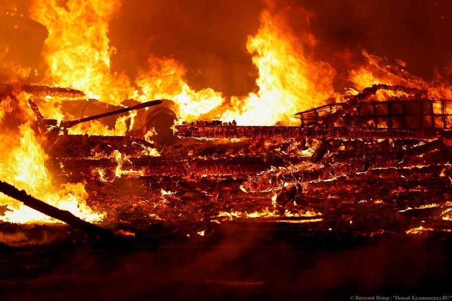 Черный четверг: пожар уничтожил склады на проспекте Калинина (фото) 