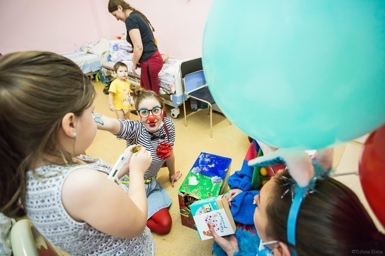 «Я не вижу болезни, я вижу детей»: зачем нужны клоуны в детской онкогематологии