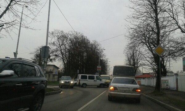 На Нарвской в Калининграде столкнулись два микроавтобуса (фото)