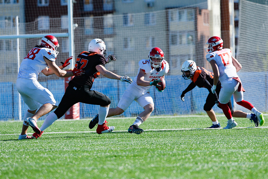 Пролёт «Ястребов»: как в Калининграде сыграли в американский футбол (фото)