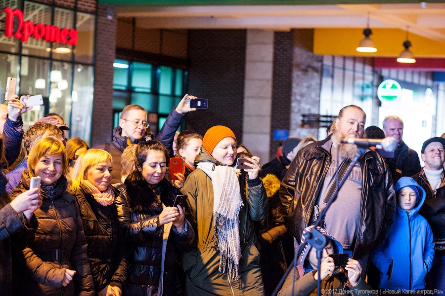Стучаться в двери травы: Борис Гребенщиков спел для калининградцев на улице