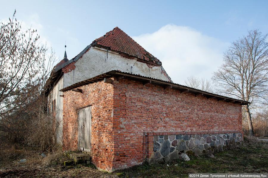 На крыше травка зеленеет: кирха начала XIX века в Перевалово покрывается плесенью и мхом