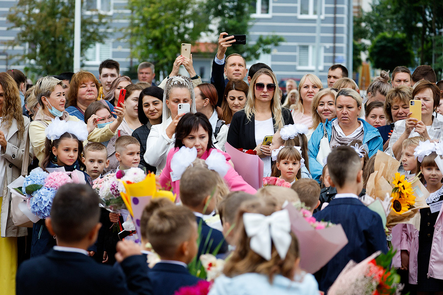 С военным оркестром и под «Катюшу»: в Калининграде открыли самую большую школу