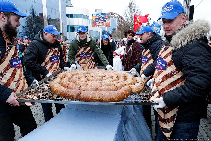 Косплей на Елизавету II: как прошёл День длинной колбасы в Музее Мирового океана