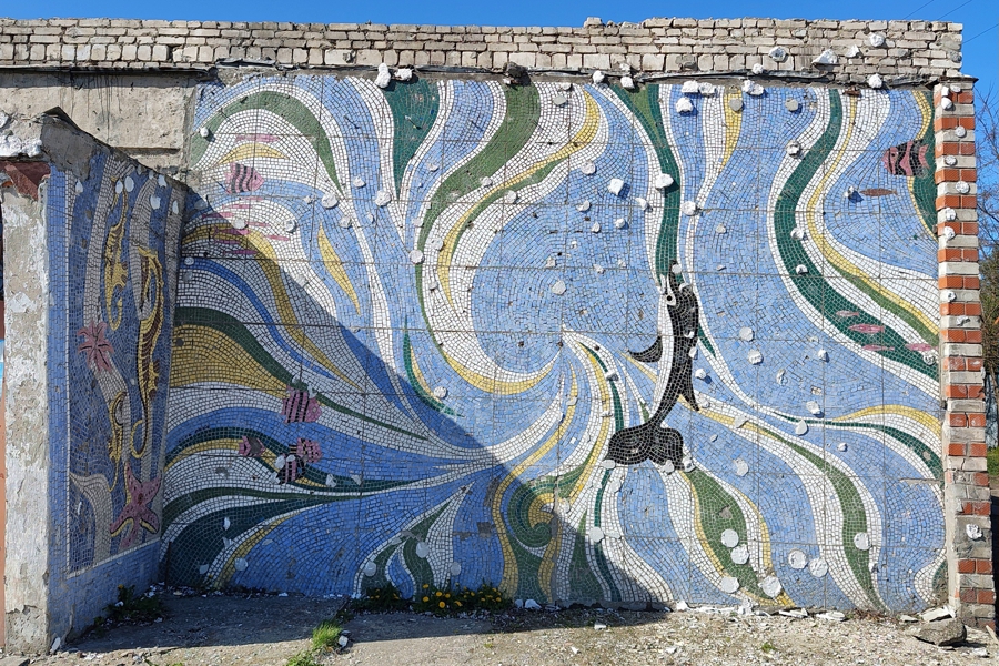 В Заостровье при ремонте магазина обнаружили советскую мозаику (фото)