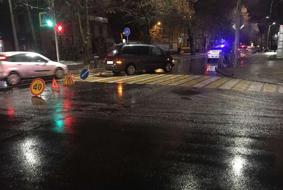 В центре Калининграда автомобиль сбил на пешеходном переходе мужчину