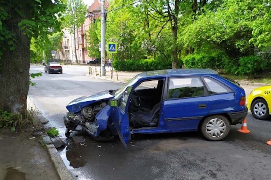 В Калининграде 79-летняя женщина врезалась в дерево на Опеле (фото)