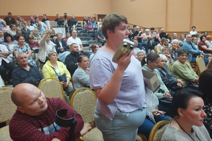 «Вы не власть, а слуга народа!»: как жители Гвардейска обсуждали проблемы с водой