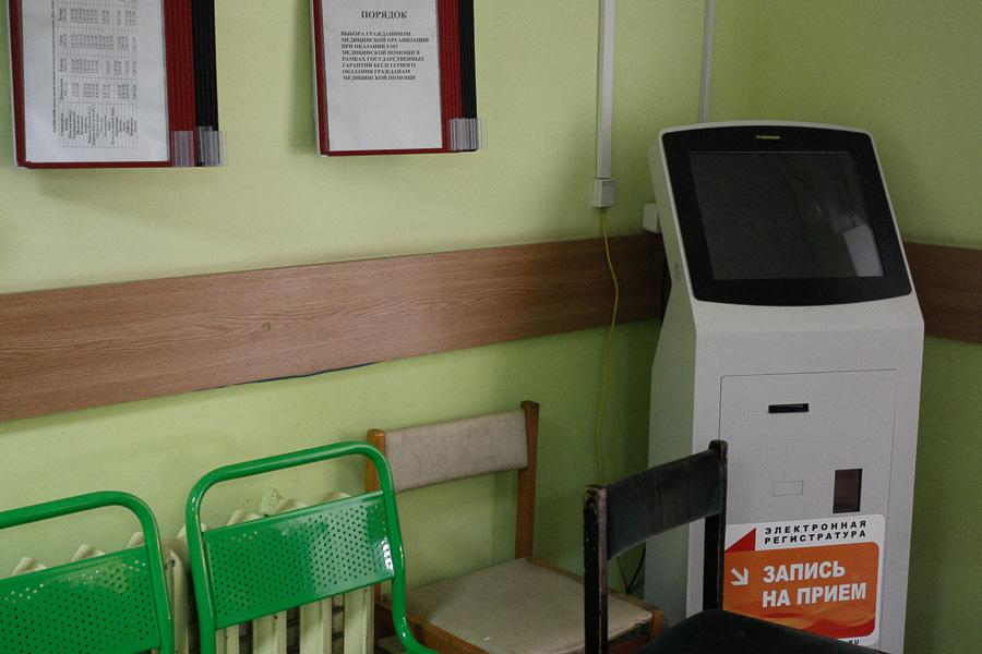 Полный дурдом: почему пациенты стоят в очереди в регистратуру поликлиники на Летней 2 часа 