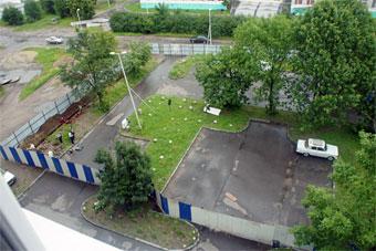 На улице Буткова на месте отремонтированного двора началась стройка