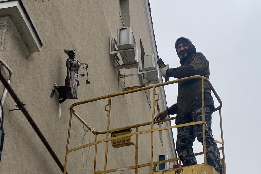 В Гвардейске появилась скульптура богини правосудия из металлолома