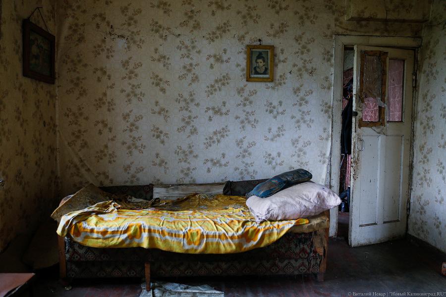 Чук и усадьба: пенсионеры выживают в полузаброшенном доме Правдинского района