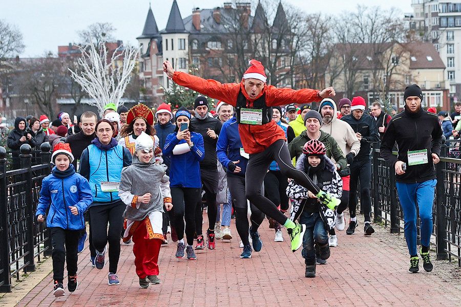 «Всем мира»: сторонники ЗОЖ пробежали по набережной Верхнего озера 2023 метра (фото)