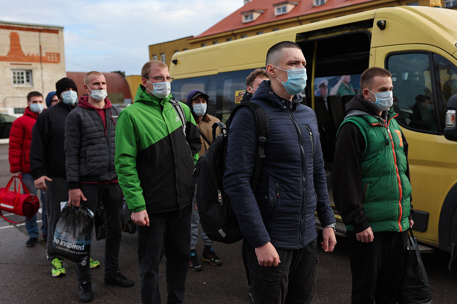 Срочный ноябрь: в Калининградской области первых призывников отправляют в части (фото)