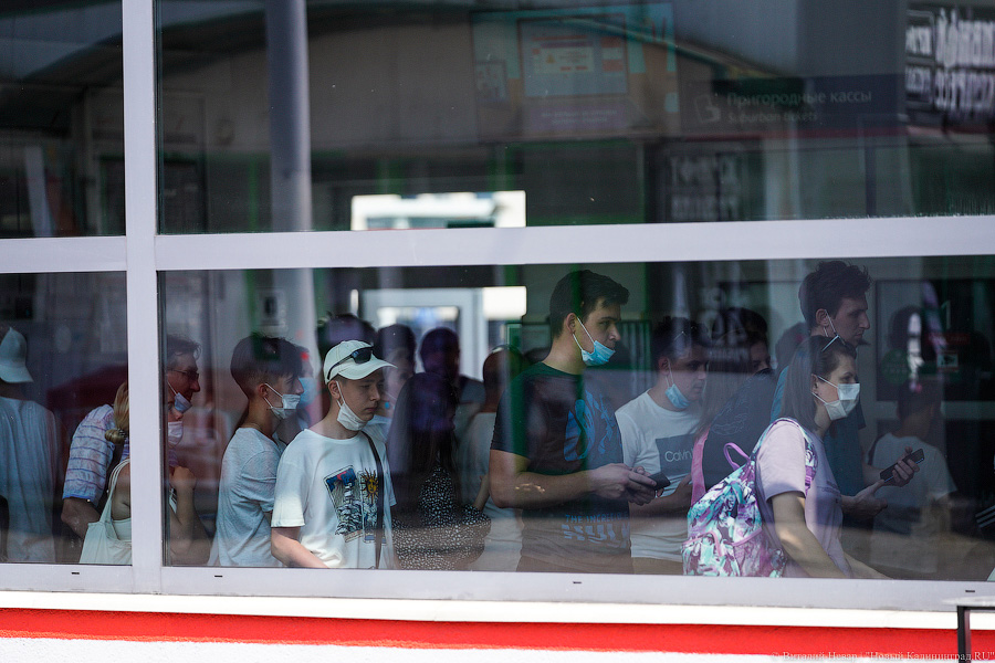 Не для слабаков: желающие уехать к морю штурмуют электрички и автобусы