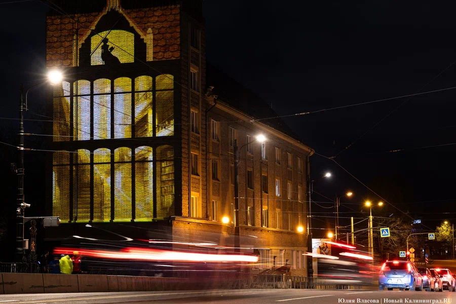 18 апреля: световая проекция в районе Высокого моста