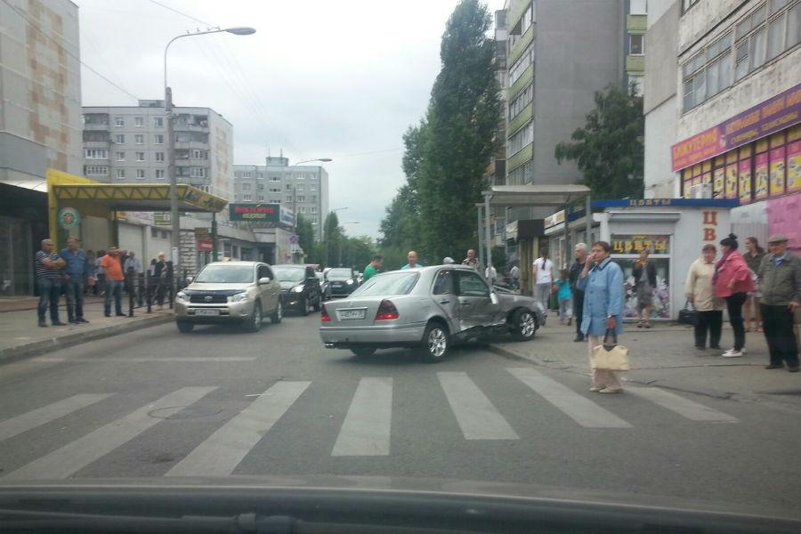 На ул. Зеленой в Калининграде «Мерседес» вылетел на тротуар в результате ДТП (фото)