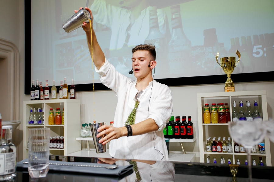 Лучшего бармена Калининграда определили на конкурсе «Янтарный Шейкер-2022»