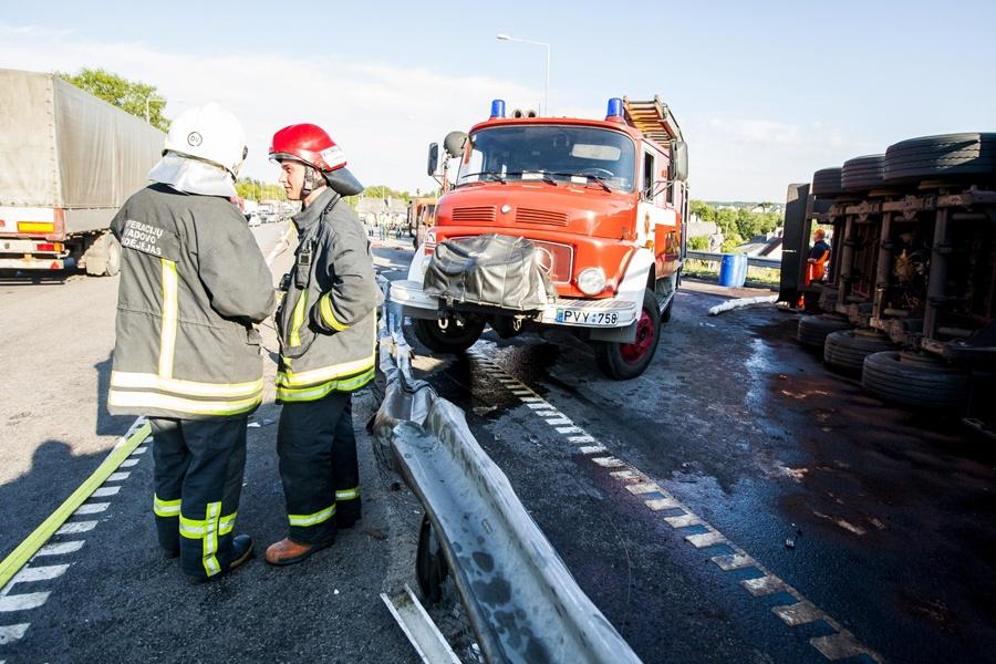 В Литве перевернулся калининградский грузовик с макулатурой (фото)