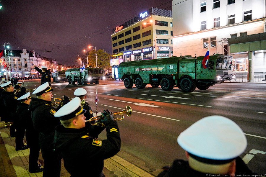 Вечерний марш: в Калининграде прошла репетиция парада Победы (фото)