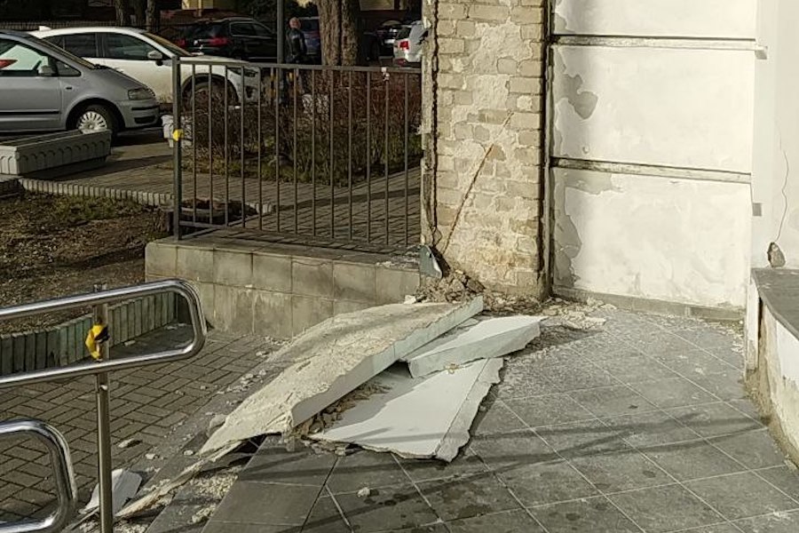 Столбы, деревья, указатели: последствия шторма в Калининграде (фото)