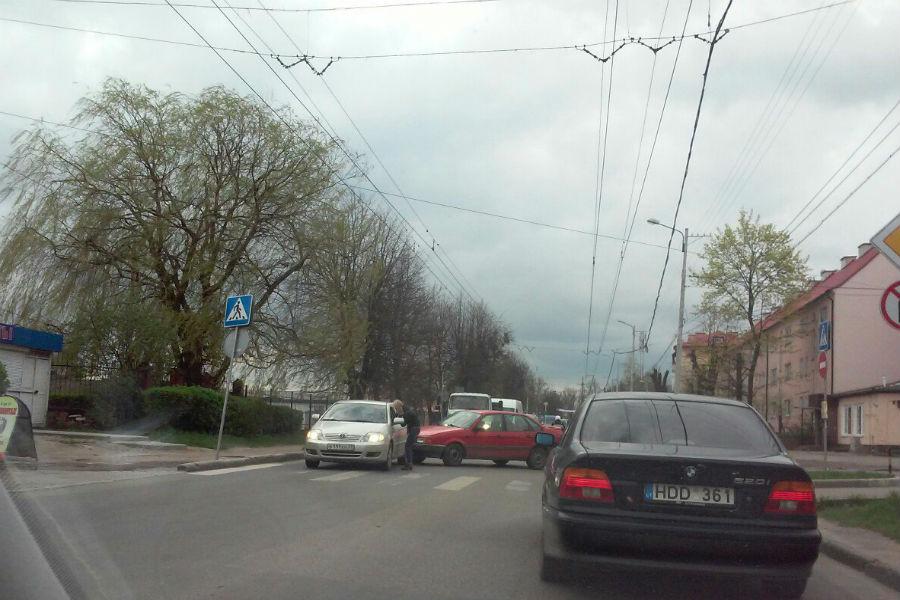 Улица Дзержинского «встала» из-за аварии (фото)